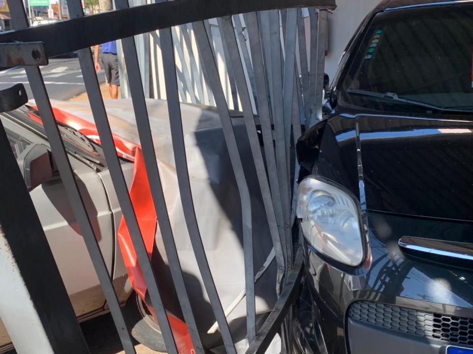Foto 3 de 5 — Carro invade garagem de veículos após acidente na Vila Xavier
